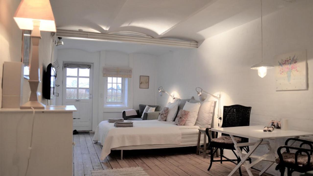 Store Ejlstrup Bed & Breakfast Odense Exterior photo